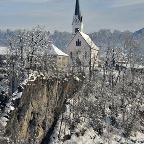 Egg, Pfarrkirche hl. Nikolaus auf Felsen über der Bregenzerach