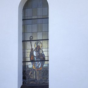 Andelsbuch Pfarrkirche Hl. Petrus und Paulus, außen St. Gebhard Fenster