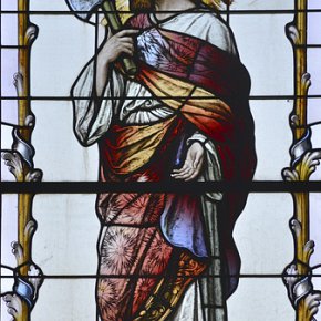 Bartholomäberg, Pfarrkirche Hl. Bartholomäus, Apostel Matthias mit Beil, 1906/07 Tiroler Glasmalereianstalt