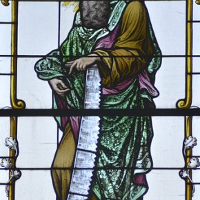 Bartholomäberg, Pfarrkirche Hl. Bartholomäus, Apostel Simon mit Säge, 1906/07 Tiroler Glasmalereianstalt