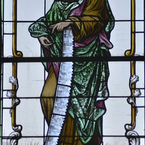 Bartholomäberg, Pfarrkirche Hl. Bartholomäus, Apostel Simon mit Säge, 1906/07 Tiroler Glasmalereianstalt