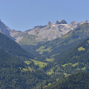 Blick auf die Berge von Bartholomäberg Pfarrkirche Hl. Bartholomäus