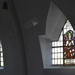 Batschuns, Pfarrkirche Hl. Johannes der Täufer, Innenraum 2 Fenster Maria und Sanct Michael