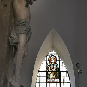 Batschuns, Pfarrkirche Hl. Johannes der Täufer, Kreuz, Glasfenster Sanct Augustinus