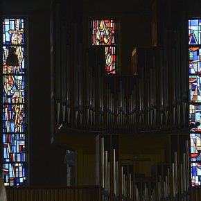 Bregenz, St. Gebhard, Drei Glasfenster über Orgel, Leopold Fetz 1958, Tiroler Glasmalerei