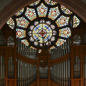 Bregenz, Herz-Jesu-Kirche, Fensterrose, Tiroler Glasmalerei 1907