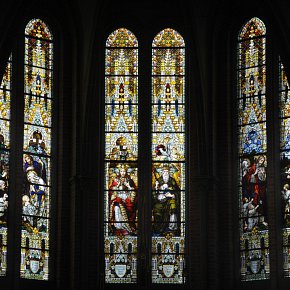 Bregenz, Herz-Jesu-Kirche, Chor: Anbetung des Kindes, Hl. Dreifaltigkeit, Christus mit Kindern,1907 Tiroler Glasmalerei