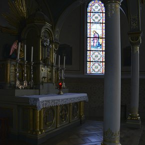 Doren, Pfarrkirche St. Johannes von Nepomuk, Altar, Glasfenster Engel,  1873 Tiroler Glasmalerei