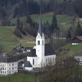 Egg, Pfarrkirche hl. Nikolaus mit alter Schule heute Museum