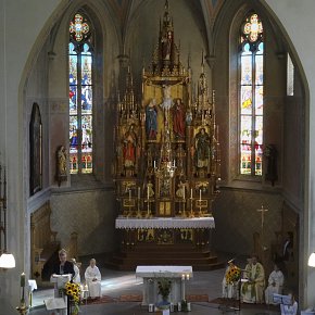 Egg, Pfarrkirche hl. Nikolaus, Hochaltar, Messe, Glasfenster 1892 Geiselung Christi