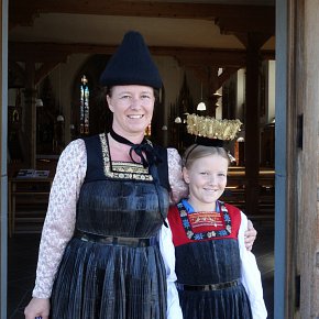 Bregenzerwälderinnen in Tracht mit Juppe und Spitzkappe, Flitterkrone zum Kirchgang, Egg 2014