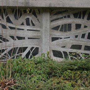 Feldkirch Levis, Maria, Königin des Friedens,Taufkapelle, Betonglasfenster mit Lebensbaum von Norbert Grebmer, 1962