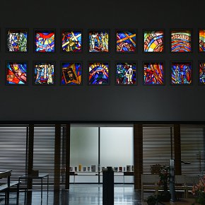 Feldkirch Tisis, Pfarrkirche Hl. Familie, Langhauswand: Kreuzweg in 22 Glasfenstern in Doppelreihe, Martin Häusle,1959, Ausführung Rudolf Marte