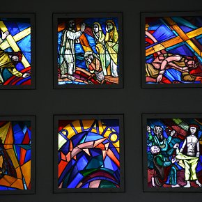 Feldkirch Tisis, Pfarrkirche Hl. Familie, Langhauswand: Kreuzweg in 22 Glasfenstern in Doppelreihe, Martin Häusle,1959, Ausführung Rudolf Marte