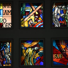 Feldkirch Tisis, Pfarrkirche Hl. Familie, Langhauswand: Kreuzweg in 22 Glasfenstern in Doppelreihe, Martin Häusle,1959, Ausführung Rudolf Marte