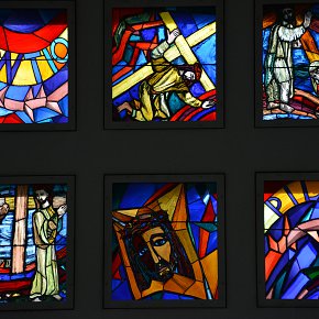 Feldkirch Tisis, Pfarrkirche Hl. Familie, Langhauswand: Kreuzweg in 22 Glasfenstern in Doppelreihe, Martin Häusle,1959, Ausführung Rudolf Marte