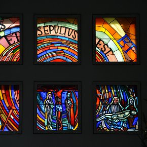 Feldkirch Tisis, Pfarrkirche Hl. Familie, Langhauswand: Kreuzweg in 22 Glasfenstern in Doppelreihe, Martin Häusle,1959, Ausführung Rudolf Marte