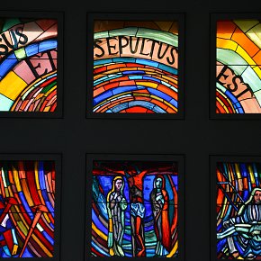 Feldkirch Tisis, Pfarrkirche Hl. Familie, Langhauswand: Kreuzweg in 22 Glasfenstern in Doppelreihe, Martin Häusle,1959, Ausführung Rudolf Marte