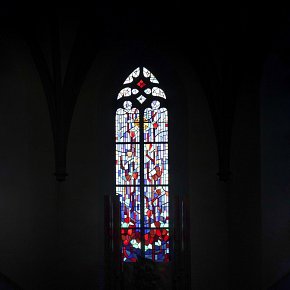 Göfis, Pfarrkirche Hl. Luzius, Chor von Hans Sturn 1503, Neubau Rudolf  Greußing 1971-75, Fenster Albert Wider, Widnau 1974