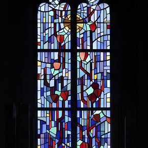 Göfis, Pfarrkirche Hl. Luzius Fenster Albert Wider, Widnau 1974, Ausführung Loire Chartres