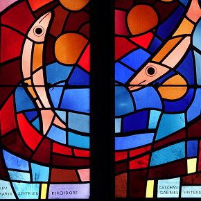 Göfis, Pfarrkirche Hl. Luzius, Fenster Albert Wider, Widnau, 1974 Stifter Frau Maria Seyfried Kirchdorf Geschw Gabriel Unterdorf,