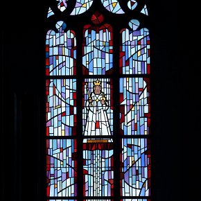 Göfis, Pfarrkirche Hl. Luzius, Fenster mit Wappen von Chur Göfis Augsburg, Albert Wider, Widnau 1974