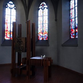 Göfis, Pfarrkirche Hl. Luzius, Chor von Hans Sturn 1503, Neubau Rudolf  Greußing 1971-75, Fenster Albert Wider, Widnau 1974