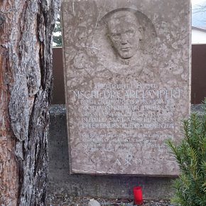 Göfis, Pfarrkirche Hl. Luzius, Friedhof, Grabmal Msgr. Dr. Carl Lampert geb. in Göfis, ermordet 1944