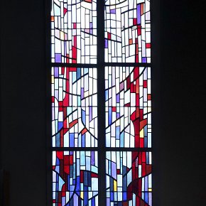 Göfis, Pfarrkirche Hl. Luzius, Chor von Hans Sturn 1503, Neubau Rudolf  Greußing 1971-75, Lamm Gottes, Fenster Albert Widnau 1974