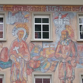 Der Anfang aller Weisheit ist die Furcht des Herrn.Direkt gegenüber den Machtzentren Schloss und Kirche liegt die Schule