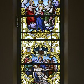 Hörbranz, Pfarrkirche Hl. Martin, Krönung Mariens, Pietà, 1895 gew. Crescenz Werner, K.Bayerische Hofglasmalerei F.X. Zettler, München 1895