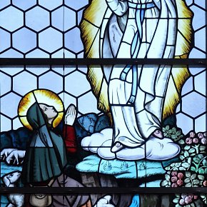 Bildstein, Wallfahrtskirche zu Unserer Lieben Frau Maria Heimsuchung, hl. Bernadette, Stifter Pilger aus Salzburg 1941