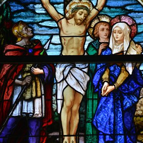 Innerberg, Maria unbefleckte Empfängnnis, Christus am Kreuz, 1900 Tiroler Glasmalerei Innsbruck