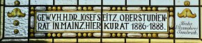 Innerberg, Maria unbefleckte Empfängnnis, Kreuzigung, Detail, Widmung, 1900, Tiroler Glasmalerei Innsbruck