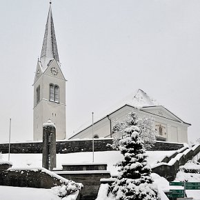 Wolfurt,Pfarrkirche Hl. Nikolaus, Treppenanlage mit Totenleuchte als Kriegerdenkmal entworfen und gebaut 1930 Architekt Alfons Fritz