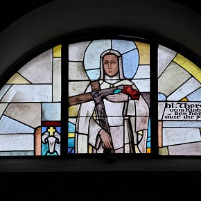 Wolfurt,Pfarrkirche Hl. Nikolaus, hl. Therese vom Kinde Jesu “Der Herr allein war ihr Führer”  1938 Entwurf Ernst Nepo Tirol, Ausführung Tiroler Glasmalerei Innsbruck