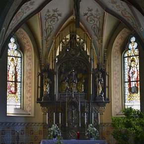 Laterns, St. Nikolaus, Blick auf Chorfenster, Altar, neugotischer Bau, 1892 nah Plan von Johann Marggraff erweitert und renoviert