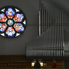 Lingenau, Pfarrkirche Heiliger Johannes der Täufer, Fensterrose Vier Evangelisten über der Orgel, Konrad Honold 1963