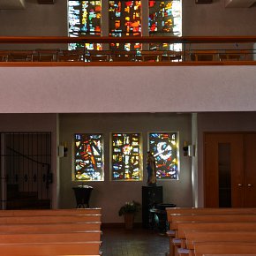 Lorüns, Hl. Johann Nepomuk​, Betonglas Entwurf Romuald Hengstler 1959, Ausführung W. Derix Rottweil