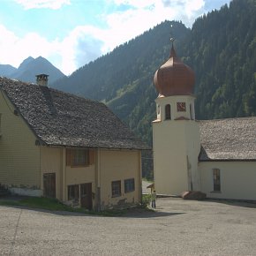 Raggal - Marul, Kuratienkirche Hl. Katharina, erbaut um 1670, 1847 verlängert, Vorzeichen erbaut 1870, 1949 restauriert von Architekt Anton Rhomberg