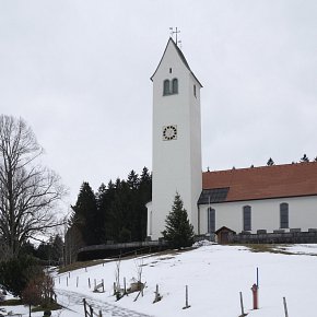 Möggers, Hl. Ulrich, gotischer Bau 1738 abgetragen und barocker Neubau, 1746 geweiht, 1885 restauriert