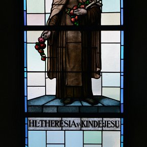 Mittelberg, Hl. Jodok, hl. Theresia vom Kinde Jesu, bez. A. Brückl. Glasmalerei. München