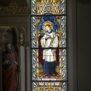 Schröcken, Mariä Himmelfahrt, St. Aloisius, Glasmalerei Schnitzler Dornbirn