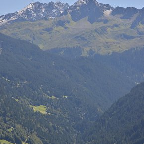 Silbertal, Pfarrkirche Hll. Josef und Nikolaus, Lage im Tal mit Blick auf Berge