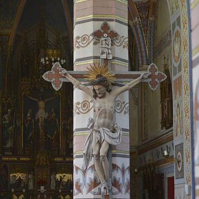 Silbertal, Pfarrkirche Hll. Josef und Nikolaus, Säule mit Kreuz vor Chor