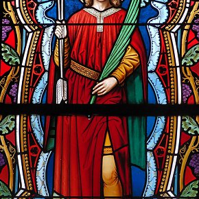 Warth, Pfarrkirche Hl. Sebastian, Chorfenster: St. Sebastianus mit Pfeilen und Palmzweig als Zeichen seines Martyriums, 1895, Tiroler Glasmalerei