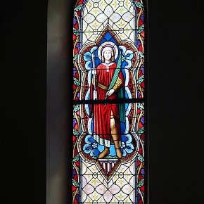 Warth, Pfarrkirche Hl. Sebastian, Chorfenster: St. Sebastianus mit Pfeilen und Palmzweig als Zeichen seines Martyriums, 1895, Tiroler Glasmalerei