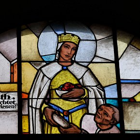 Wolfurt,Pfarrkirche Hl. Nikolaus, hl. Elisabeth „ Ein Weib das Gott fürchtet wird in Ewigkeit gepriesen!“, 1938 Entwurf Ernst Nepo Tirol, Ausführung Tiroler Glasmalerei Innsbruck