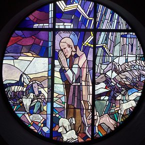 Zürs, Christ-König-Kirche, hl. Wendelin Patron der Tiere, Martin Häusle, 1936 Ausführung Tiroler Glasmalereianstalt, Innsbruck